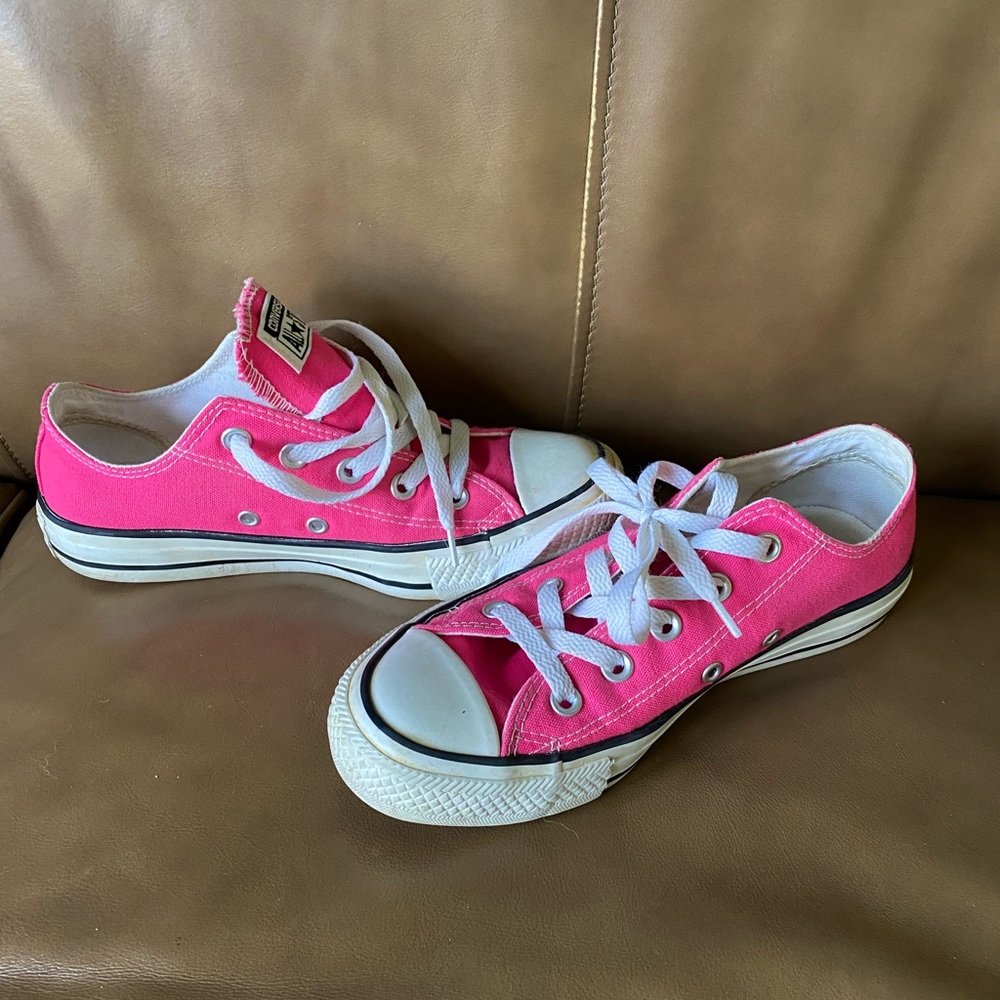 Converse low tops unisex men’s 4 women’s 6 hot pink